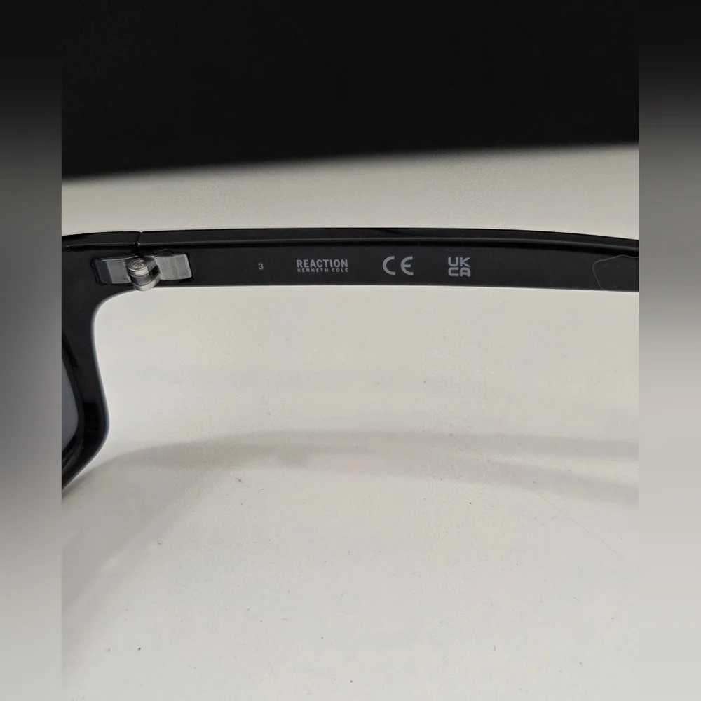 NWT Kenneth Cole Reaction KC1384 Black Wrap Sunglasses Smoke Lens Unisex